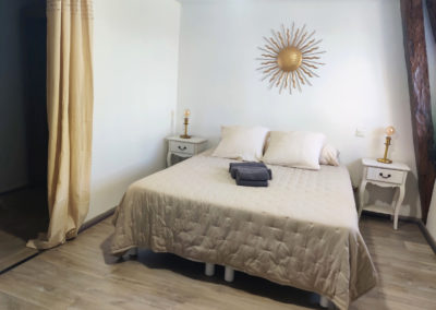 Delphine room Salers light