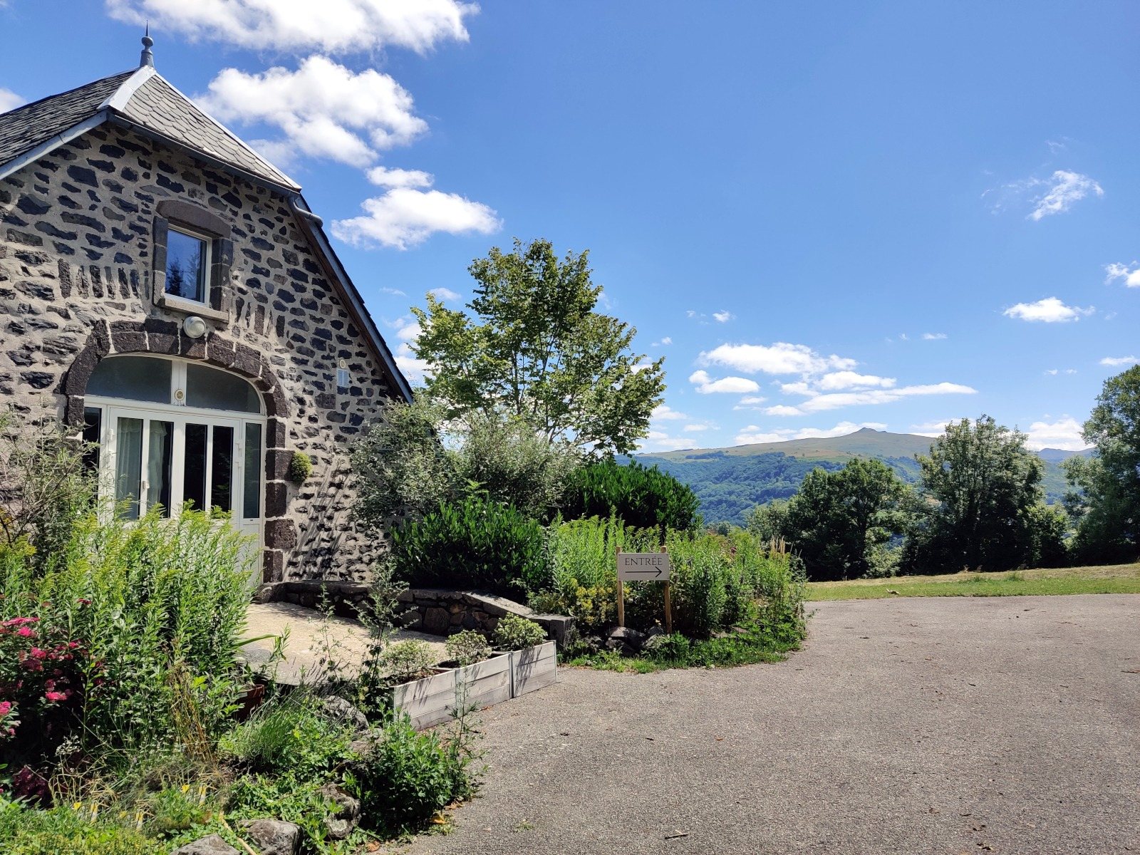 La Grange guest house in Salers, with its garden and views of Puy Violent